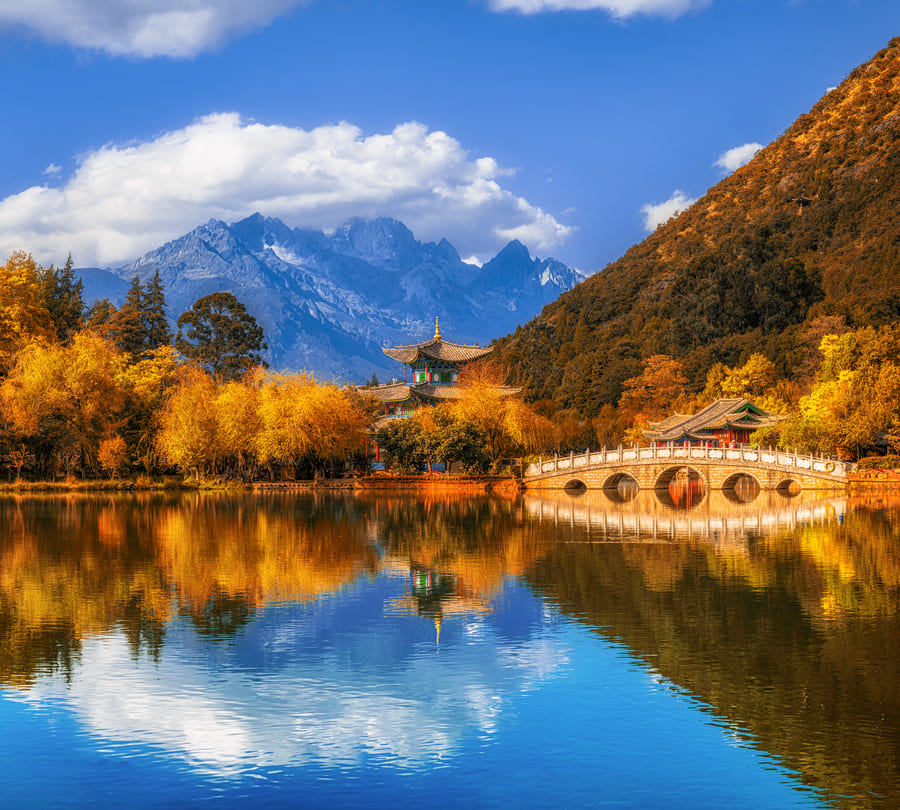 lago de Lijian azul