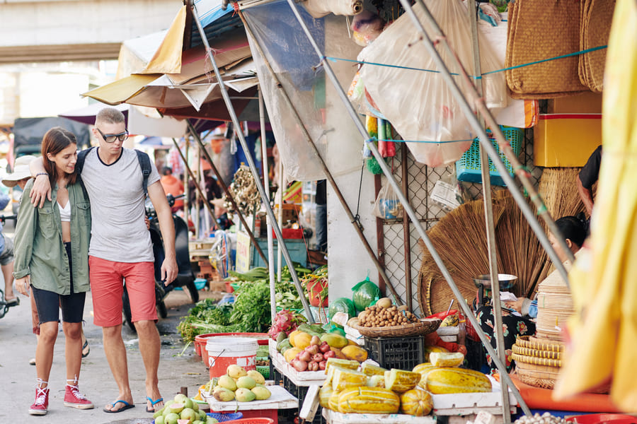 Turista caminando por las calles de Mercado Chino